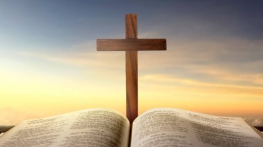 Kutsal İncil 'in mavi kitabı ve Hristiyan haçı. Dramatik bir gökyüzü arkaplanı ile masanın üzerinde duruyor. Tanrı 'ya olan inancın sembolü. Ruhanilik, Hristiyanlık, din, inanç, İsa veya inanç kavramı