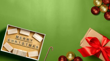 Hediye kutusunda tahta bir blokla Mutlu Noeller mesajı. Model veya Kopyala uzayı. Tatil teması ya da kış teması. Mutlu Noeller kutlaması kavramı