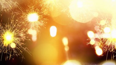 Işıkla parlayan altın kıvılcımlar ve arka planda bulanık bokeh ışıkları. Model veya Kopyala uzayı. Festival ya da kutlama kavramı