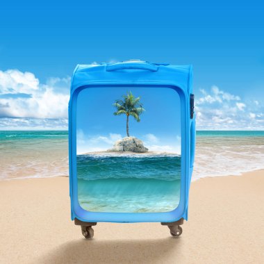 Küçük bir tropik ada manzarası üzerinde palmiye ağacı manzaralı mavi valiz turkuaz su ve güzel bir gökyüzü arkaplanı var. Seyahat kavramı