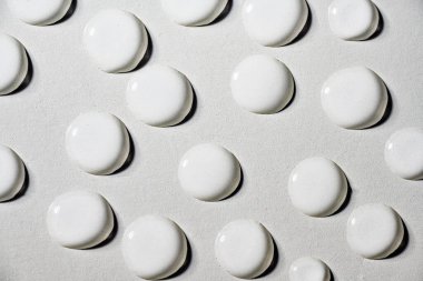 Beyaz sıvı damlalarının yakın görüntüsü dokulu gri arkaplanda