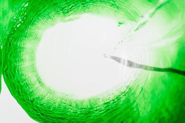 Soyut taze yeşil renkli sıvı yüzey. Dairesel dalga şekli. Dalgalı su