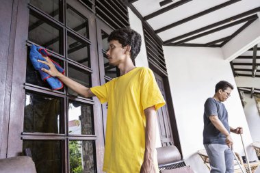 İki adam evi bez ve süpürgeyle temizlemekle görevliler. Günlük temizlik işlerini onlar hallediyor. Temizlik kavramı