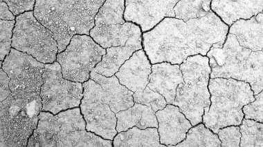 Kuru ve çatlamış toprak yüzeyinin kapatılması, kuraklığın etkileri, iklim değişikliği ve çevresel bozulma. Kurumuş toprağın dokusu ve desenleri. Kuraklık arkaplanı