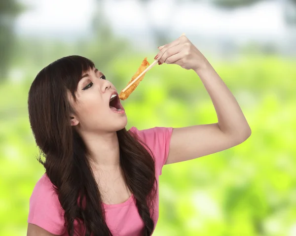 Asian woman eating japanese food — Stock Photo, Image