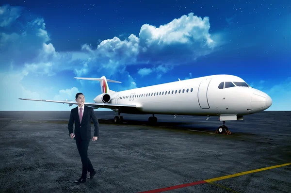 Hombre de negocios asiático caminando desde el avión —  Fotos de Stock