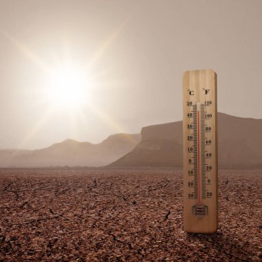Termometre, arka planda kurak bir zeminde güneşle ıslanmış yüksek sıcaklıklar tespit ediyor. Olağanüstü hava arkaplanı