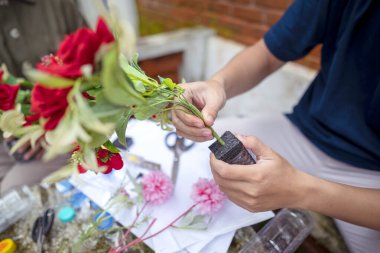 İnsanlar dışarıda toplandı, aktif olarak bir geri dönüşüm girişimine katıldılar. Plastik şişelerle dekore etmek çevresel sürdürülebilirliği teşvik eder. Çevre bilinci ruhu