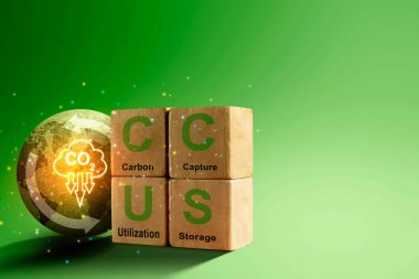 Endonezyalı Güneydoğu Asyalı spor elbiseli kadınlar içeride dambıl kaldırıyor. Formunu ve sağlığını korumak için egzersiz yapıyor.