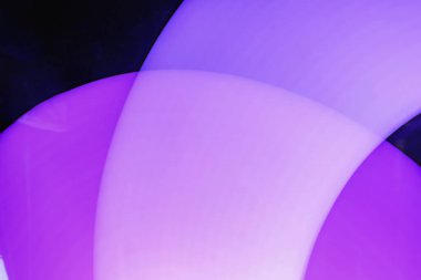 Soyut tasarım, parlak mor bir çember şeklini koyu bir arka plana karşı içeriyor. Yumuşak ışıklandırma ve yumuşak eğim derinlik ve görsel ilgi hissi yaratır.