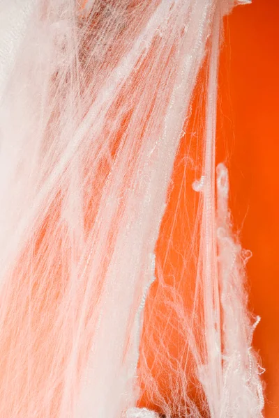 Turuncu arka planda beyaz örümcek ağıyla ürkütücü Cadılar Bayramı dekorasyonu. Model, kopyalama alanı ya da şablon. Cadılar Bayramı partileri ya da ürkütücü projeler için harika bir ortam.