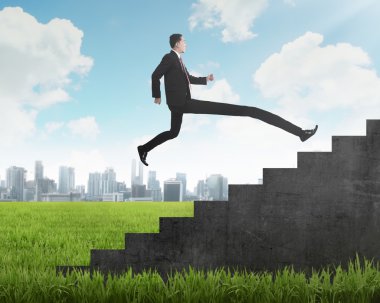 Uzun bacak iş kişi atlama için en yüksek merdiven