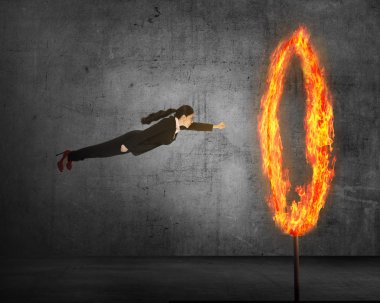 ateş çemberi ile uçan iş kişi