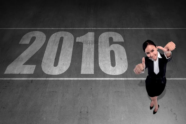 Mujer de negocios asiática dicen feliz año nuevo 2016 — Foto de Stock