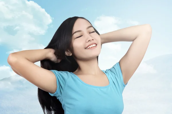 Mujer feliz libre disfrutando de la naturaleza —  Fotos de Stock