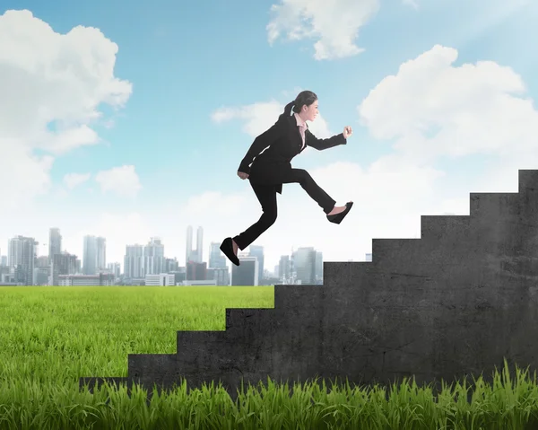Business person hoppa till den högsta trappan — Stockfoto