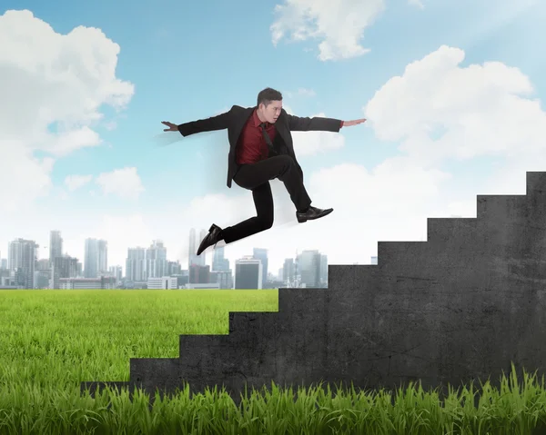 Geschäftsmann springt auf die höchste Treppe — Stockfoto