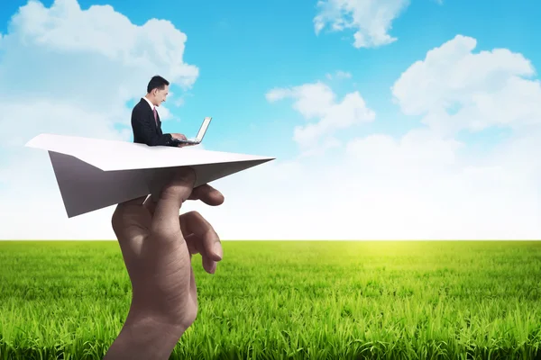 Homem de negócios digitando com laptop no avião de papel — Fotografia de Stock