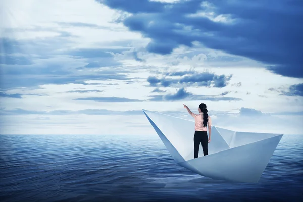Asiática mujer de negocios de pie en el barco de papel —  Fotos de Stock