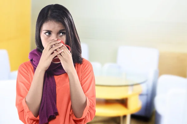 Jonge zieke vrouw die koud — Stockfoto