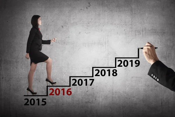 Ділова людина укладає в руку малювання сходів з 2016 року — стокове фото