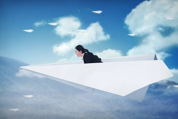 Азиатская бизнес-леди, летающая на бумажном самолете — стоковое фото