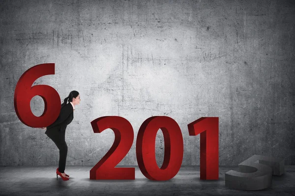 Pessoa de negócios mudando número de 2015 com 2016 — Fotografia de Stock