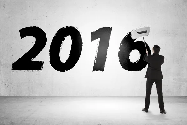 Hombre de negocios pintar con rodillo cepillo 2016 — Foto de Stock