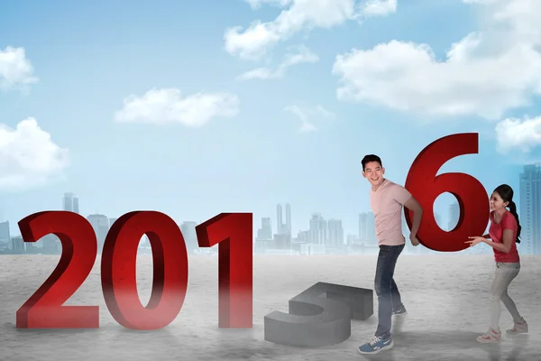 Casal feliz mudando 2015 número com 2016 — Fotografia de Stock