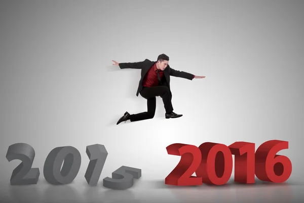 从 2015 年至 2016 年跳跃的商人 — 图库照片
