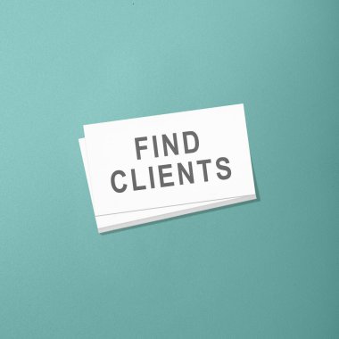 Beyaz kartvizitlerin üst görünümünde kalın harflerle 