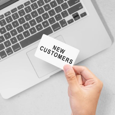 Bir kişinin eli üzerinde 