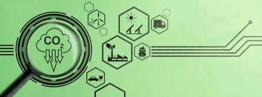 Güneş enerjisi, rüzgar enerjisi, yeşil ulaşım ve açık yeşil arka planda endüstri sembolleriyle çevrili bir CO2 simgesi üzerinde büyüteç içeren karbon azaltımı