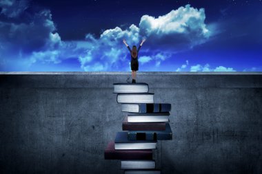 Kitap üstünde duran işkadını