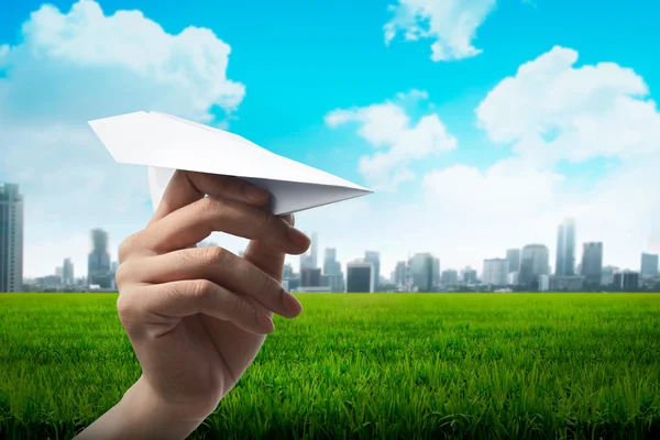 Homem mão segurando avião de papel — Fotografia de Stock