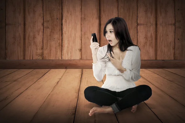 Söt asiatisk tjej med hjälp av mobiltelefon — Stockfoto