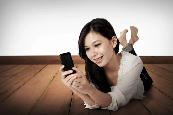 Schön asiatische Mädchen mit Handy — Stockfoto