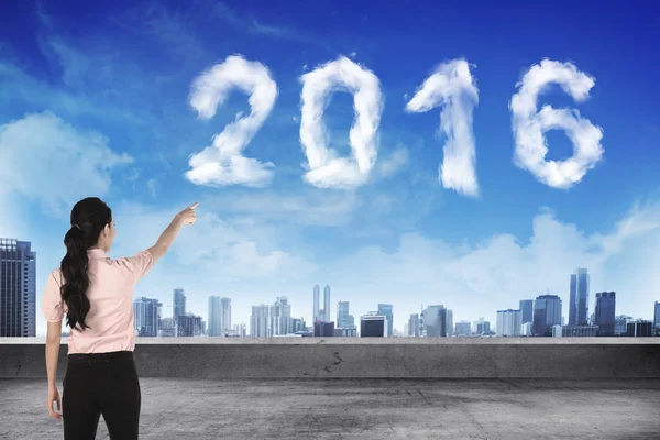 Mujer de negocios mirando la nube de 2016 en el cielo — Foto de Stock