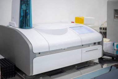 Modern bir klinik laboratuvar ortamında profesyonel biyokimyasal analiz cihazı. Kesin tanı testleri ve kan analizleri için yüksek teknolojili tıbbi ekipmanlar.