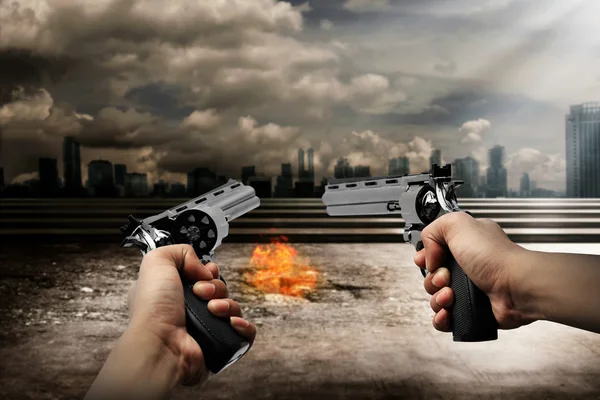 男の書き込みの都市に 2 つの銃を狙い — ストック写真