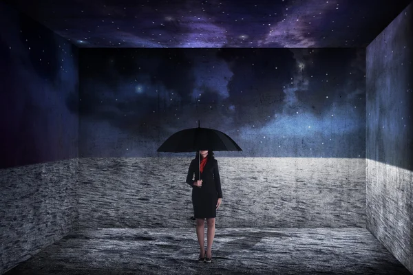 Asiatische Geschäftsfrau mit Regenschirm — Stockfoto