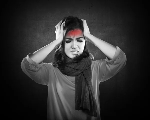 Baş ağrısı olan genç hasta — Stok fotoğraf