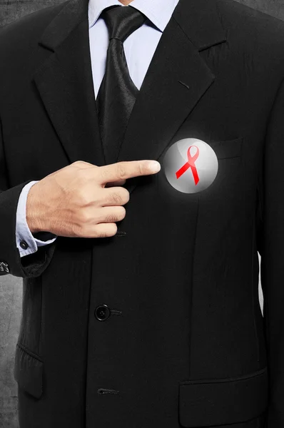 Uomo con abito da lavoro nero con spilla di sensibilizzazione sull'AIDS — Foto Stock