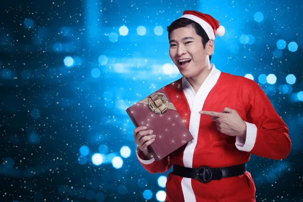 Muž v kostýmu Santa Clause s krabičky — Stock fotografie
