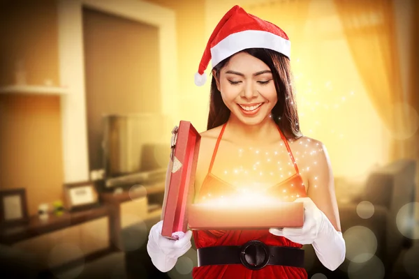 Санта-женщина открывает подарочную коробку — стоковое фото