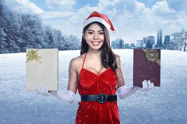 Asiatische Weihnachtsmann Frau hält Geschenk-Boxen — Stockfoto