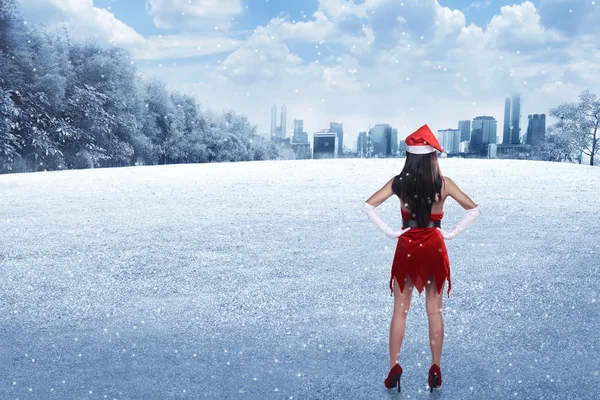 Mujer vistiendo traje de Santa Claus en el campo de invierno — Foto de Stock