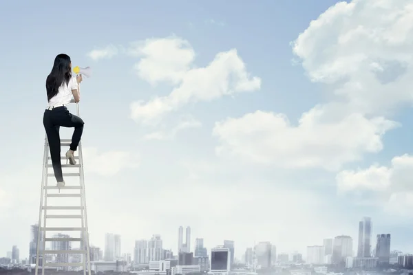 Donna d'affari in piedi sulla scala con megafono — Foto Stock