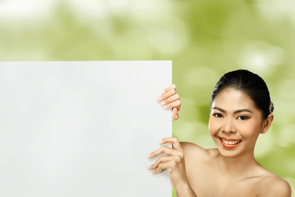 Asiatico donna holding vuoto banner — Foto Stock