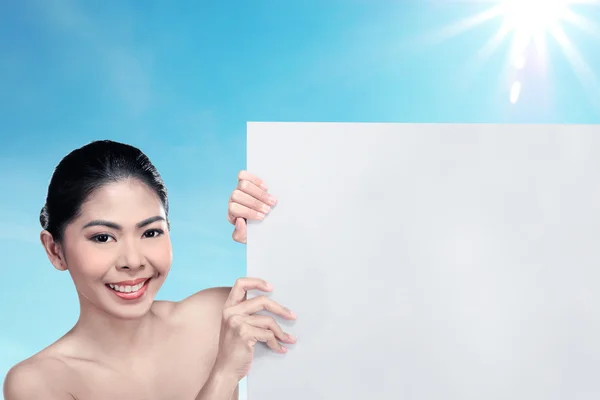 Mujer asiática sosteniendo bandera en blanco — Foto de Stock